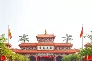 《玻璃花园》封面，温室里折射着光线的玻璃穹顶