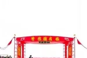 《春分以后》封面，田埂边新翻的泥土与秧苗
