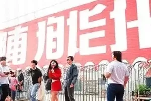 《荒原来信》封面，旷野公路尽头的孤单路标