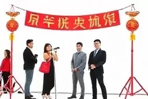 《霓虹深处》封面，雨后街道上的彩色霓虹倒影