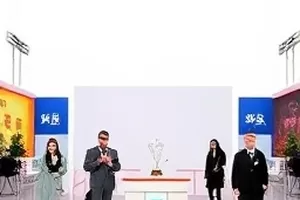 《浮城纪事》道具细节考封面，桌面上的老式怀表